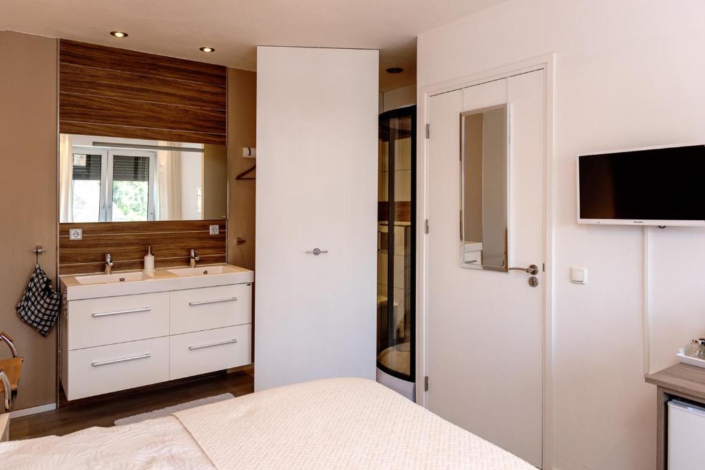 B & B M 3 room 6